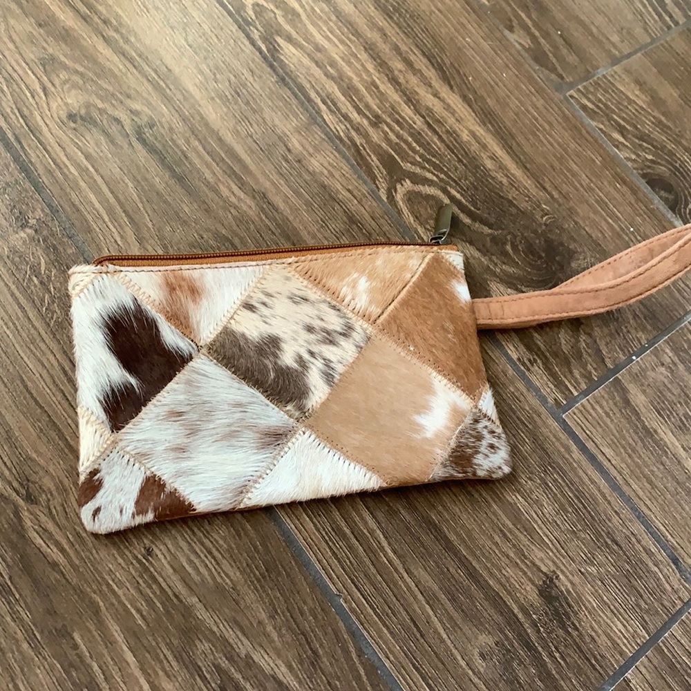 Fun patterned wristlet great condition